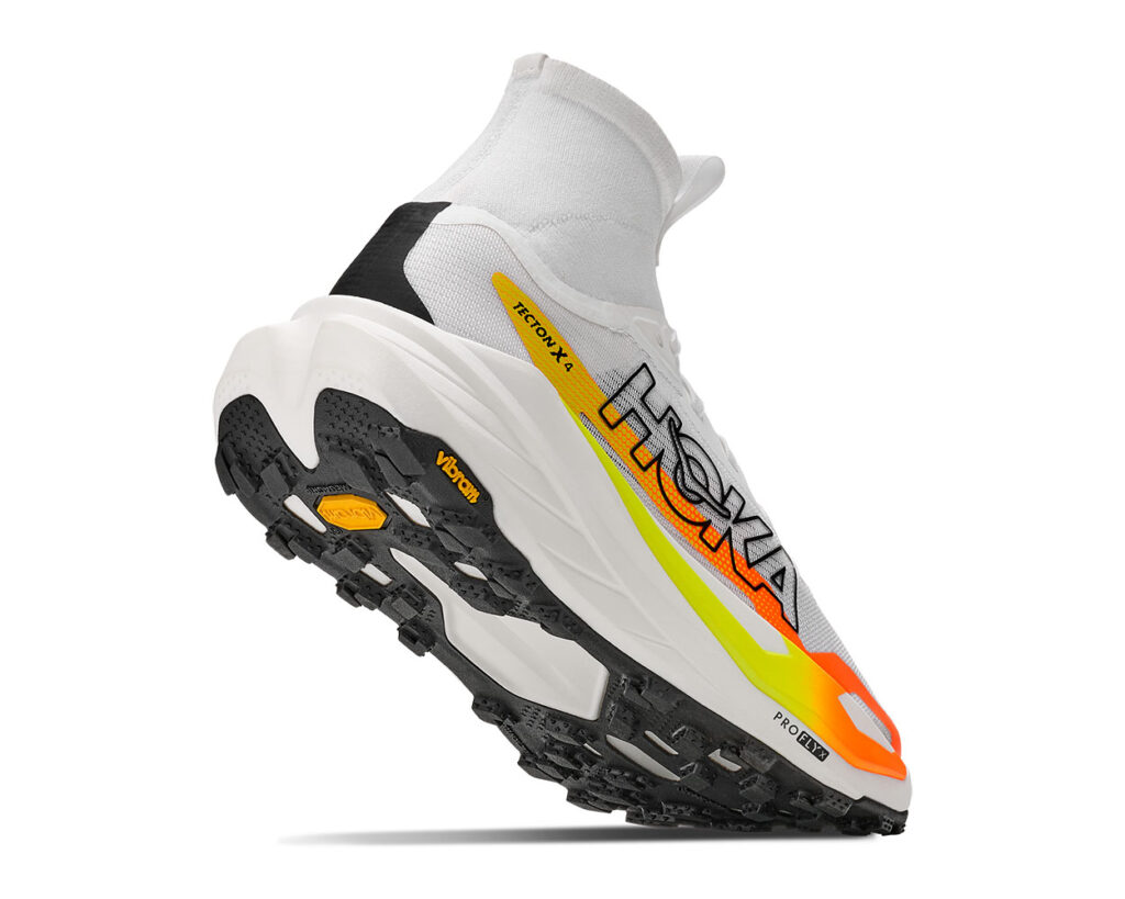 TECTON X 4 搭载全新 PROFLY™ X 竞速系统:双密度PEBA泡棉兼顾缓震保护与高能量反馈,持续释放澎湃脚感;优化调校的平行双碳板进一步强化弹性响应,让力量迅速传导至下一步;竞速型MetaRocker™滚动平衡技术则引导重心顺势向前,使步态转换更加凌厉流畅。