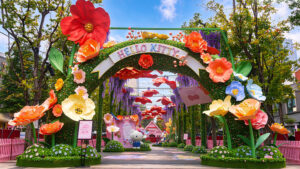 Hello Kitty「花园来信」全国首展落地铁像寺水街:六大沉浸式点位漫游秋日童话,痛车巡游与天府双塔点亮全城