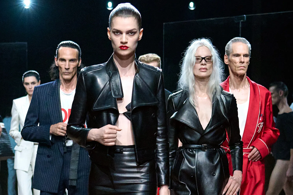 凝视的返还:TOM FORD 2027春夏,Ackermann在镜子前脱下性感