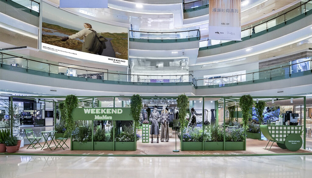 Weekend-Max-Mara-限时快闪店在成都万象城A馆一层中庭开放，意式生活美学与蓉城的悠然节奏在此交融碰撞