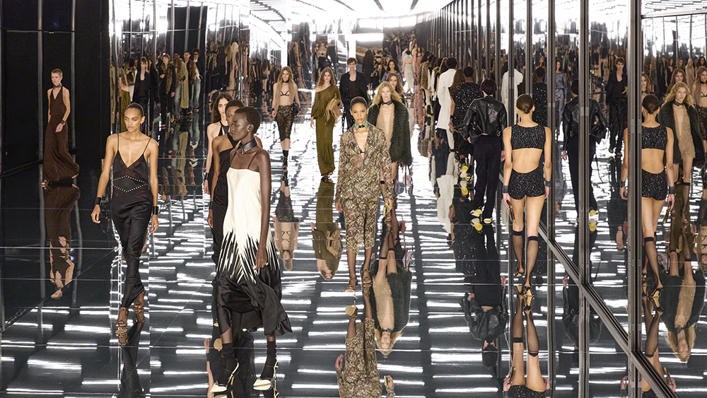 相互照见:FENDI 2027春夏系列,把身体还给衣服