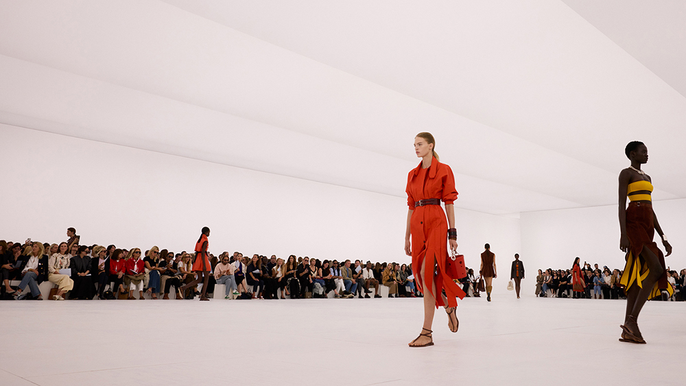 空气的轮廓:Hermès 2027春夏,让皮革为暑热呼吸